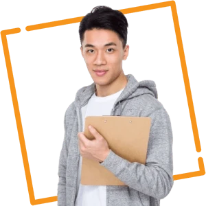Un participant tenant des documents de formation.