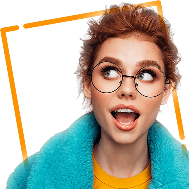 Une participante portant des lunettes.