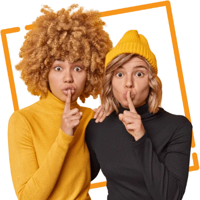 Deux participantes échangent.