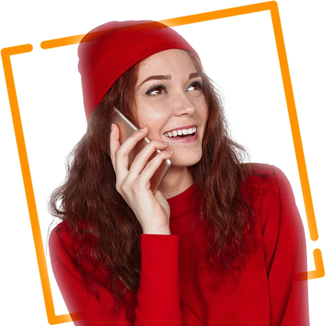 Une participante échange par téléphone.